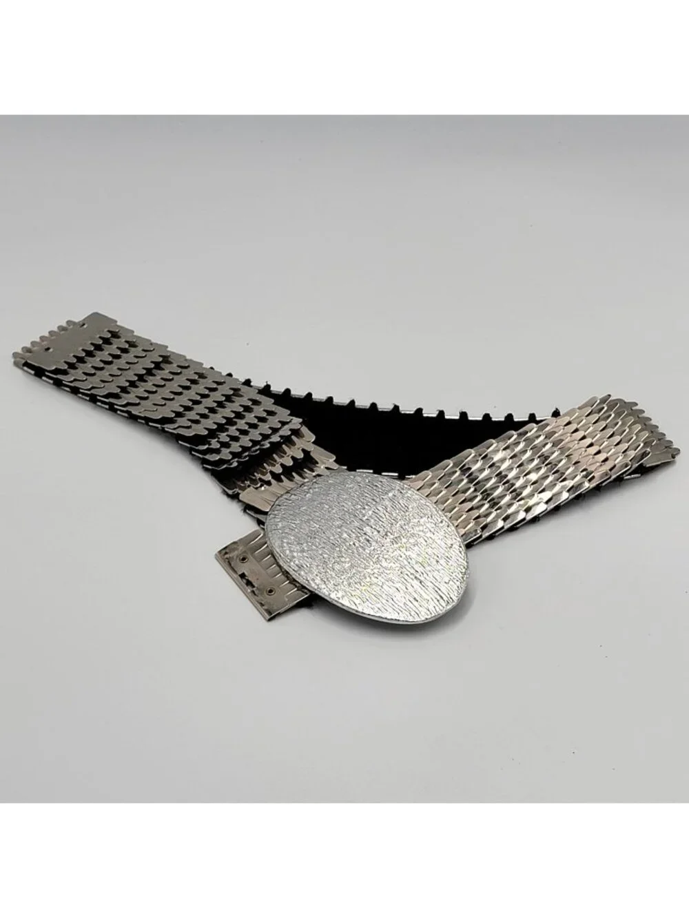Vintage Silver-Tone Metal Scale Disco/Club Belt With Textured Oval Buckle
